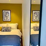 Appart Jaune chaleureux pour 4 voyageurs à Paris